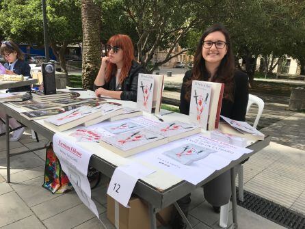 Verónica Torres junto a su libro &quot;El sueño de Ren&quot;