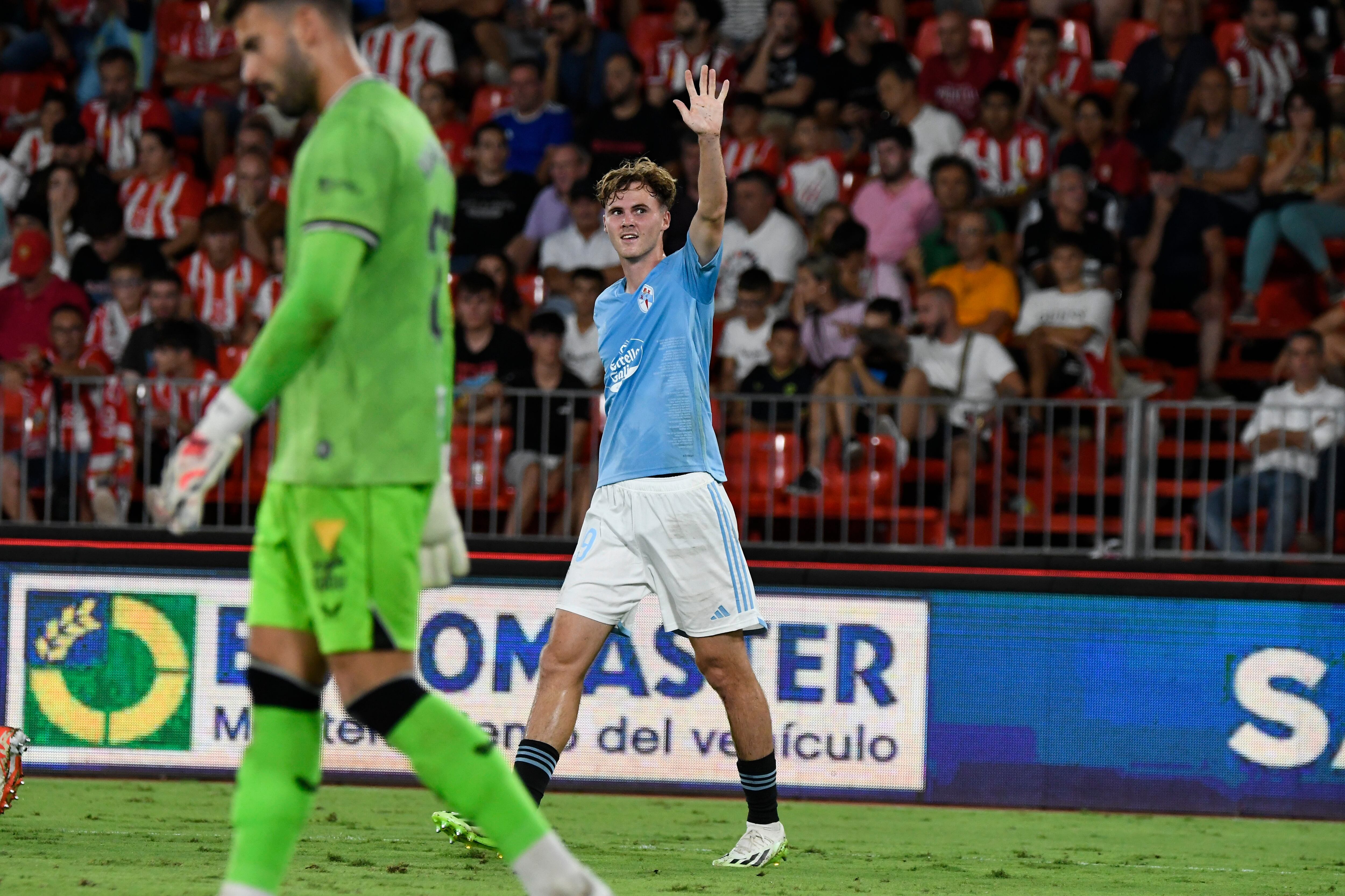 ALMERÍA, 01/09/2023.- El centrocampista sueco del Celta de Vigo Williot Swedberg celebra su gol durante el partido de la cuarta jornada de LaLiga que UD Almería y Celta de Vigo disputan hoy viernes en el Power Horse Stadium de Almería. EFE/ Carlos Barba
