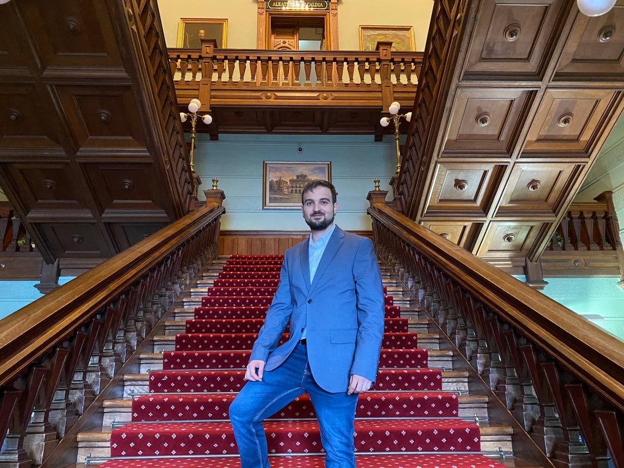 David Nuño, en las escalinatas del Ayuntamiento de Irun.