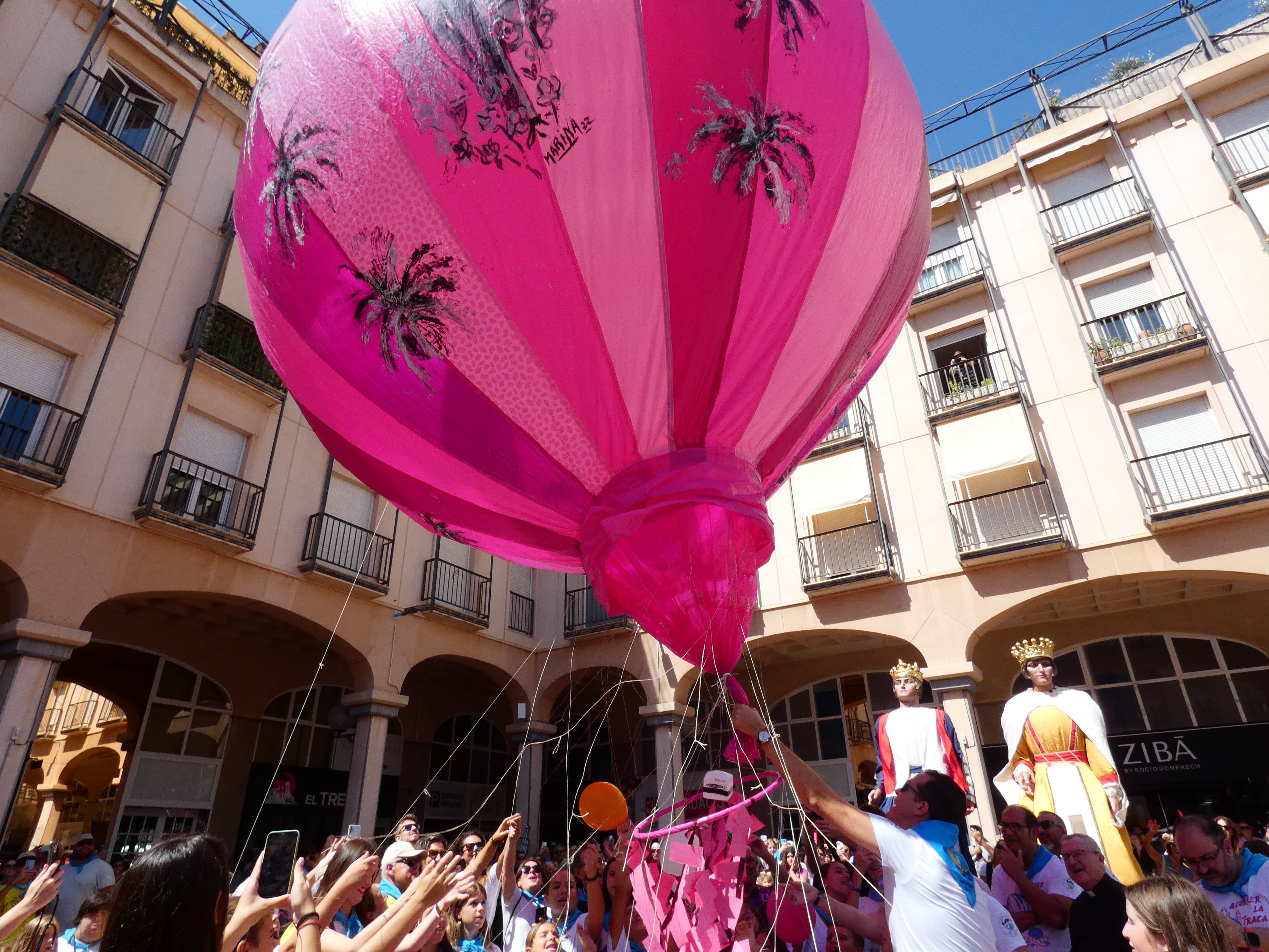 Suelta del globo del Cristo en la Plaza Mayor de Elda en Fiestas Mayores