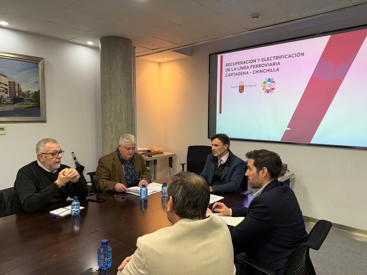El Gobierno regional vuelve a exigir la reapertura de la línea Chinchilla-Cartagena y pide explicaciones por los tramos afectados con limitaciones de velocidad