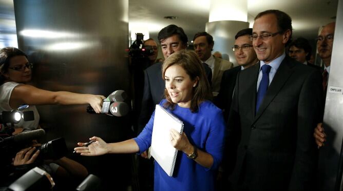 Sáenz de Santamaría y Alfonso Alonso antes de la reunión planaria del Grupo Popular en el Congreso