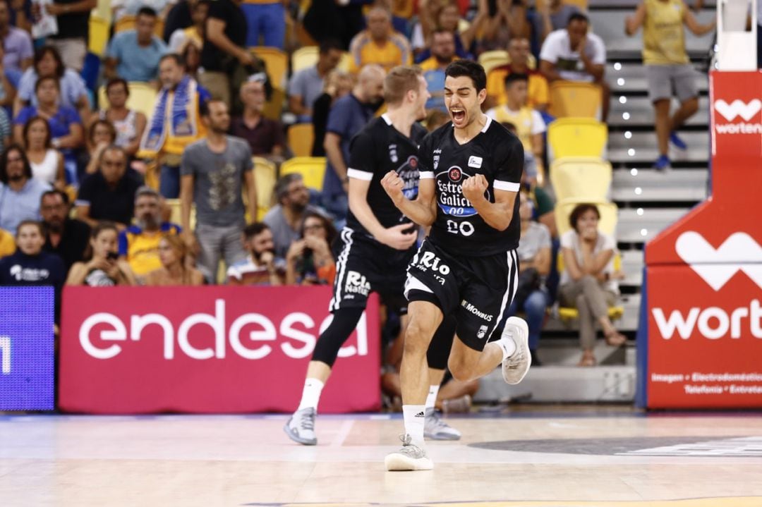 David Navarro celebra una acción en el partido que el Mobus Obradoiro ganó al Herbalife Gran Canaria en el Gran Canaria Arena, en la segunda jornada de la Liga Endesa 2018-19.