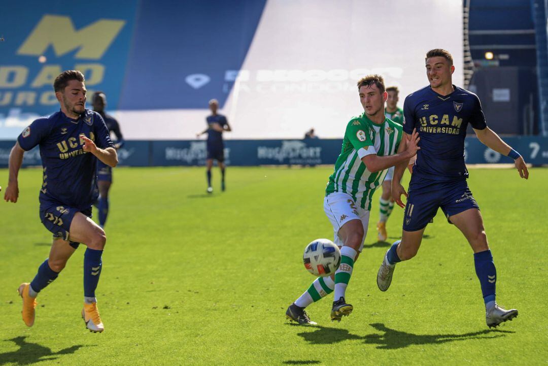 Liberto corre hacia el balón mientras Jordi aguanta siendo desplazado