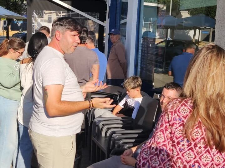 Aficionados guardan cola para adquirir una entrada para el partido del Xerez DFC ante el Antoniano