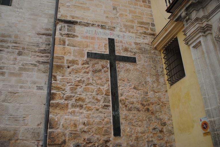 Cruz José Antonio Primo de Rivera en el lateral de la Catedral de Cuenca