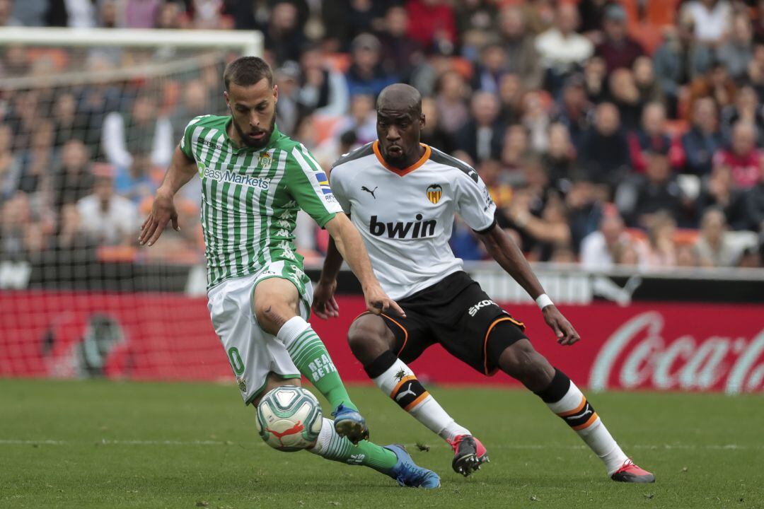 Canales y Kondogbia pugnan por un balón en Mestalla