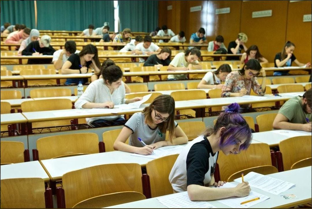 Alumnos en las pruebas de Selectividad que han arrancado hoy en la Universidad de Alicante.