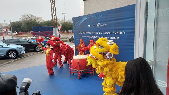 Danza tradicional china y flamenco en la inauguraciòn del nuevo concesionario BYD