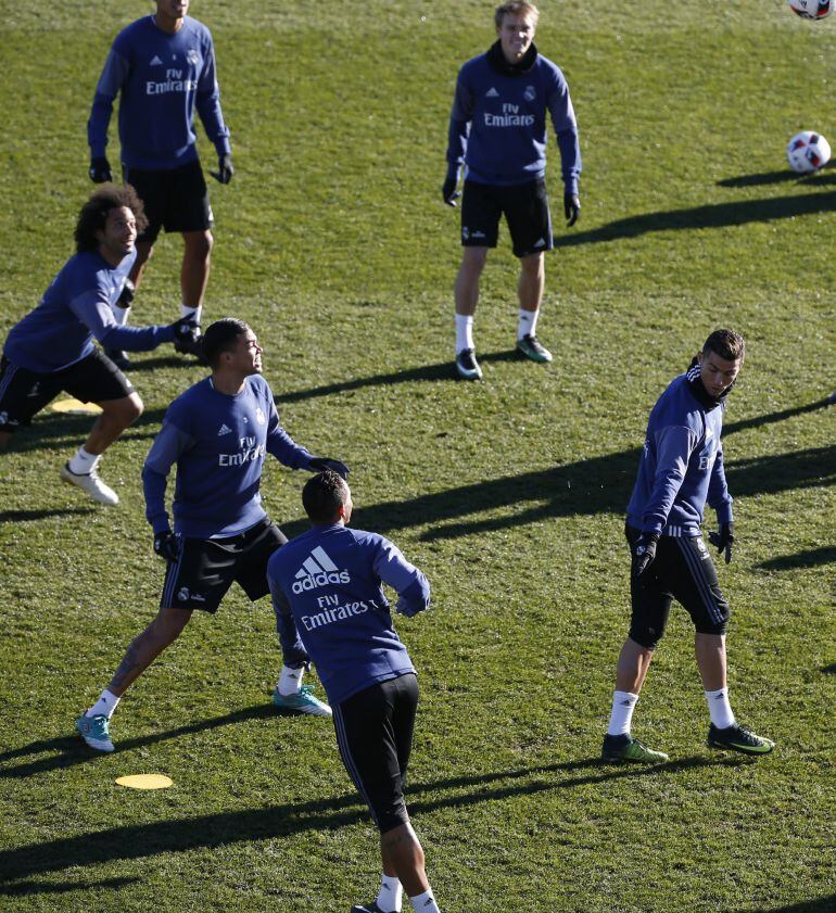 Los jugadores del Real Madrid Ronaldo, Danilo, Pepe y Marcelo (d-i), durante el entrenamiento del equipo esta mañana en la Ciudad Deportiva de Valdebebas, para preparar la importante cita de los octavos de final de la Copa del Rey frente al Sevilla, el pr