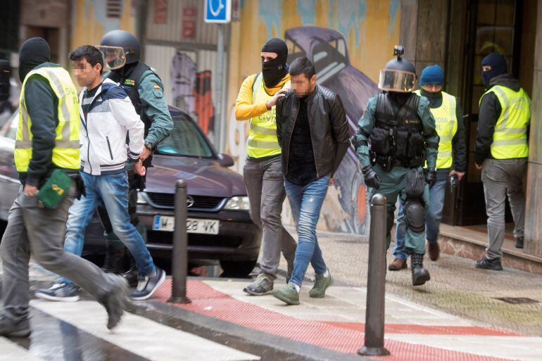 Dos de los detenidos por la Guardia Civil en una operación, desarrollada en Cantabria y el País Vasco, contra el tráfico ilegal de seres humanos, hoy en Santander. 