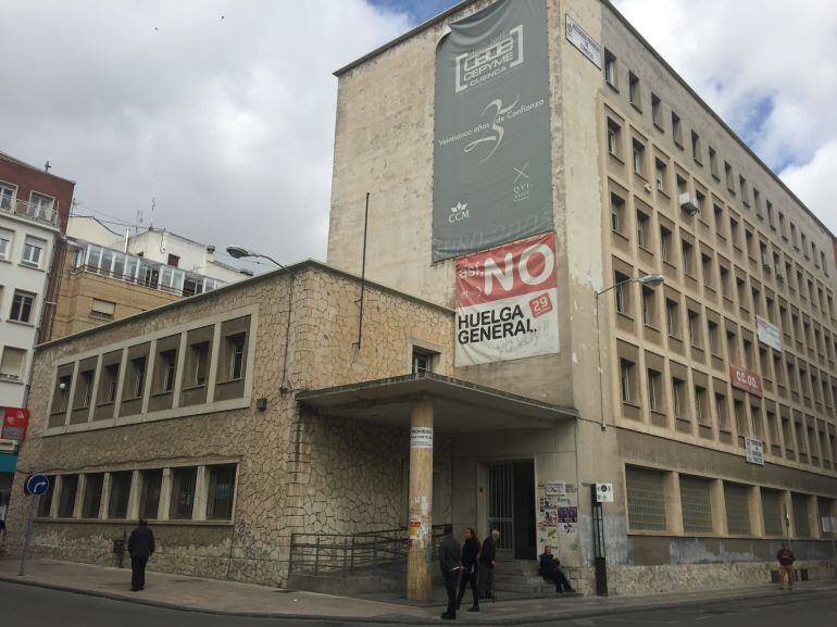Sede de CCOO, UGT y CEOE-CEPYME en la calle Cardenal Gil de Albornoz