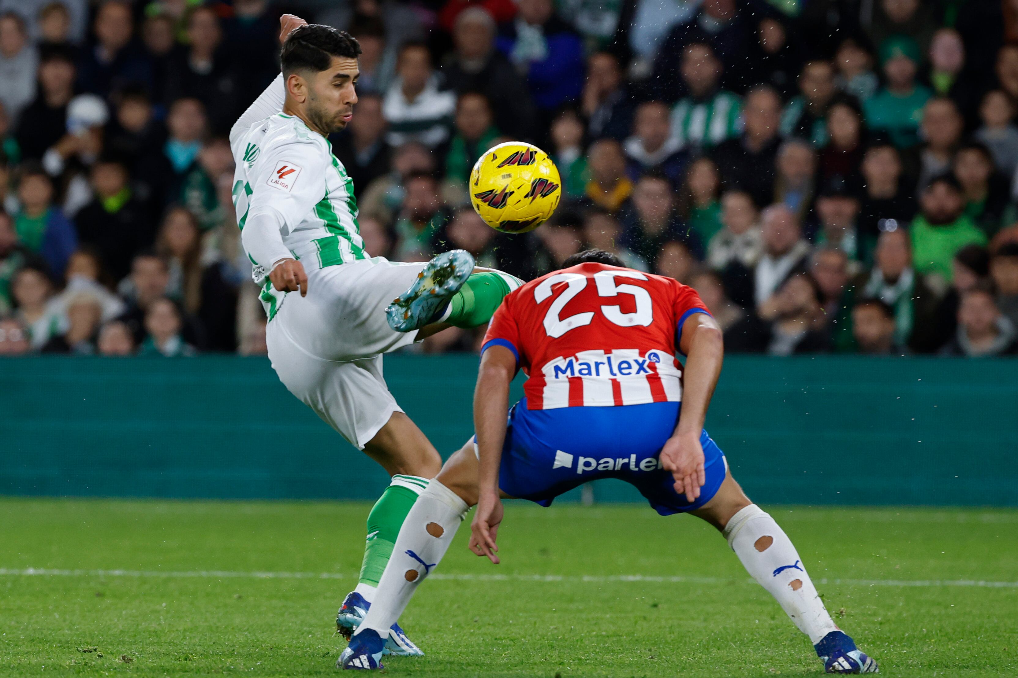 SEVILLA, 21/12/2023.- El delantero del Real Betis Ayoze Pérez (i) disputa una posesión con el defensa del Girona FC Eric García (d) durante un encuentro correspondiente a la jornada 18 de LaLiga que estos dos equipos juegan hoy jueves en el estadio Benito Villamarín de Sevilla. EFE/ Julio Muñoz
