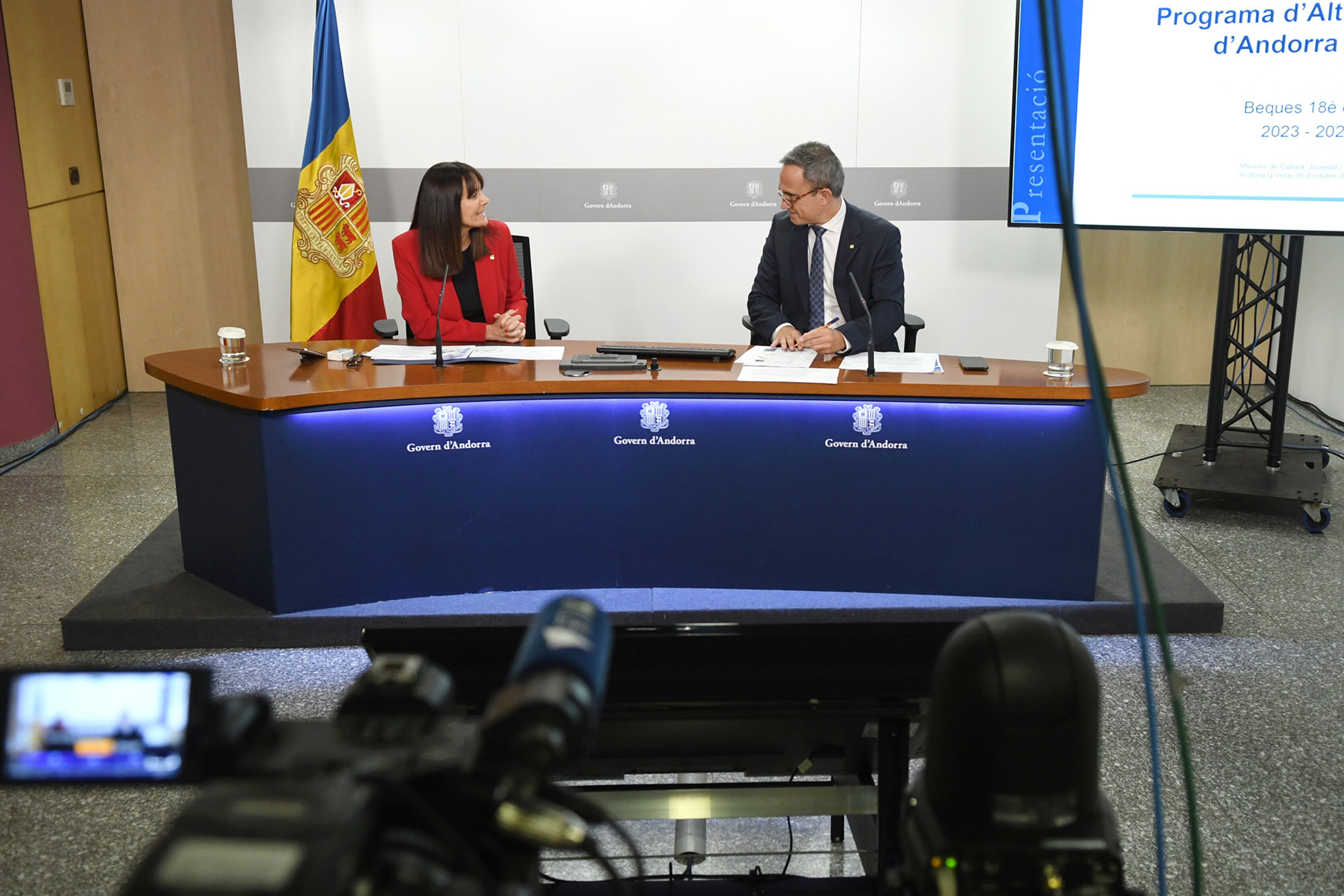 La ministra d&#039;Esports, Mònica Bonell, i el secretari d&#039;Estat, Alain Cabanes, durant la presentació de l&#039;edició del 2023-2024 de les beques ARA.