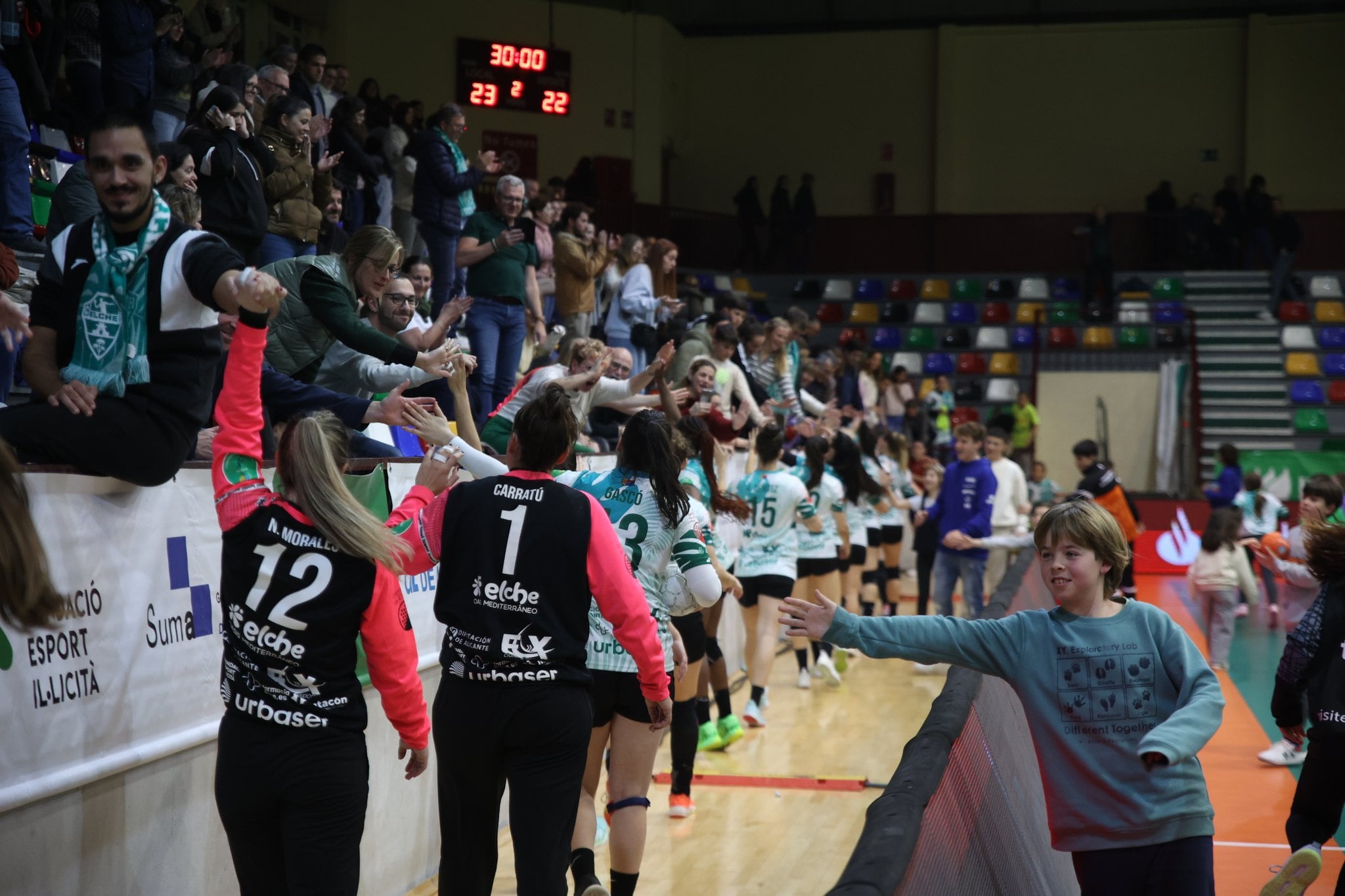 Las jugadoras del Elche Atticgo saludan a los aficionados tras ganar al Porriño