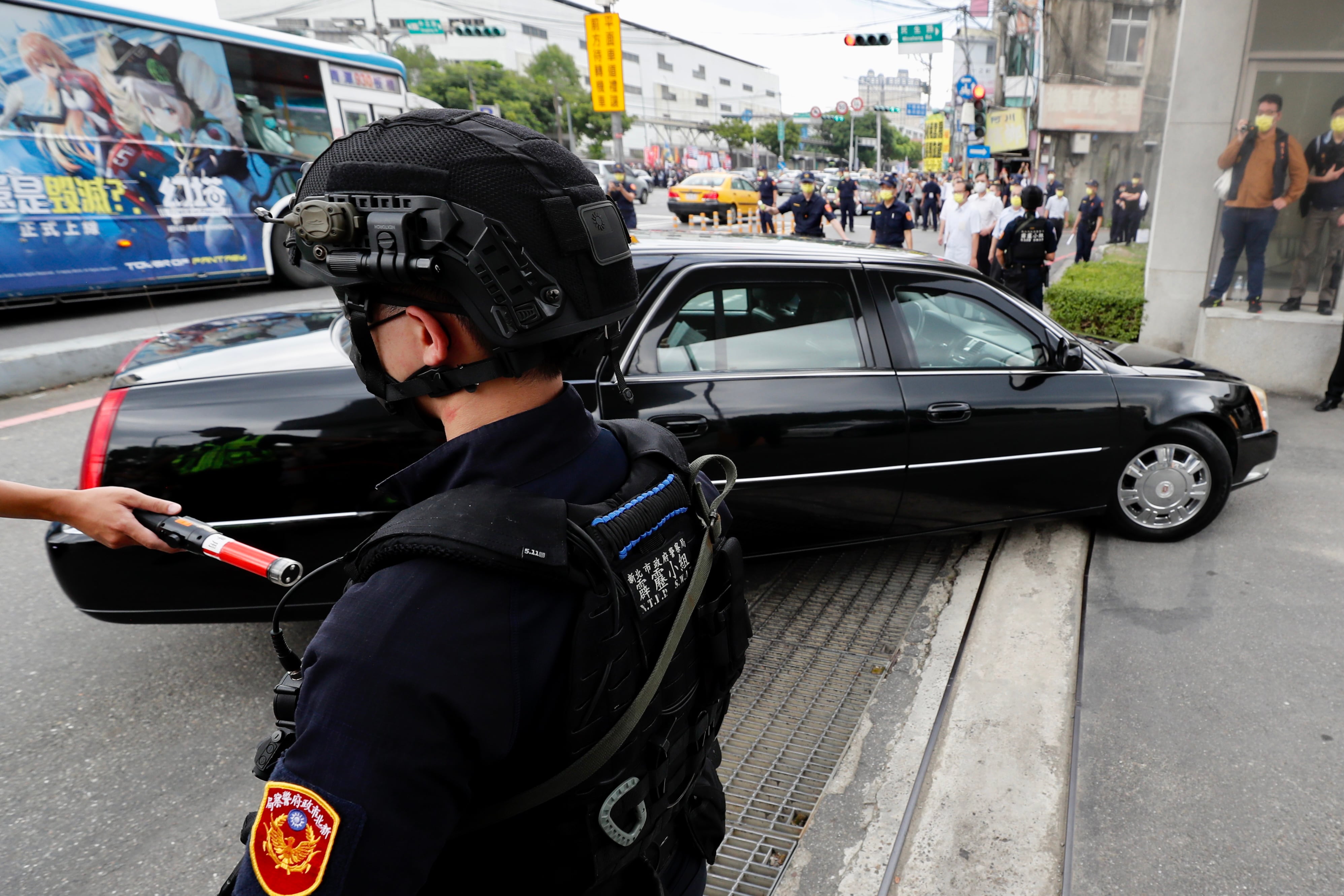 Los SWAT taiwaneses vigilan el vehículo de la presidenta de la Cámara de Representantes de EE. UU., Nancy Pelosi, durante su visita a Taiwán