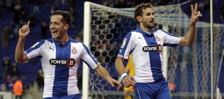 El delantero uruguayo del Espanyol Christian Stuani celebra con su compañero Lucas Vázquez la consecución del segundo gol de su equipo ante la U.D Almería.