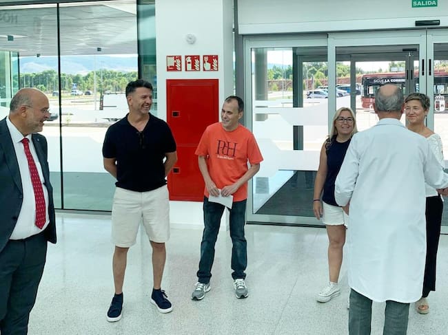 Los primeros pacientes del nuevo Hospital Universitario de Cuenca han sido recibidos en el vestíbulo por las autoridades sanitarias.