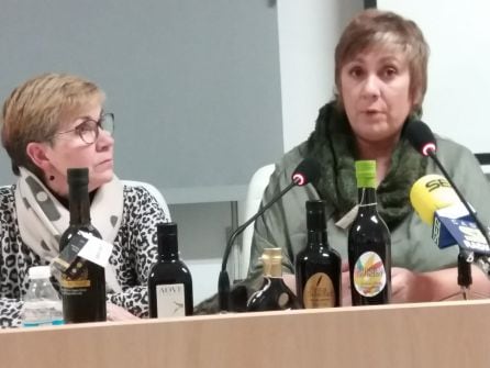 Momento de la intervención de Mercedes Latorre, de Como tú Eventos, ante algunos de los aceites patrocinadores