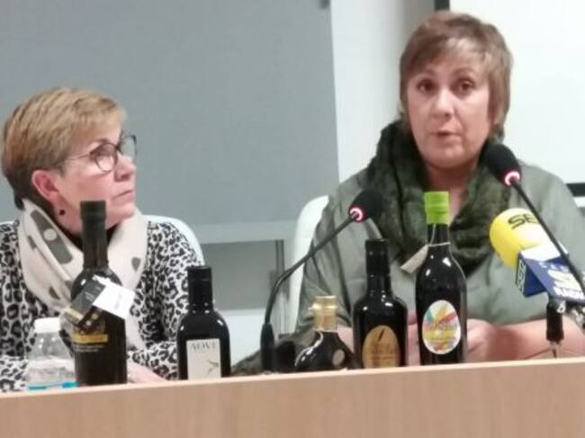 Momento de la intervención de Mercedes Latorre, de Como tú Eventos, ante algunos de los aceites patrocinadores