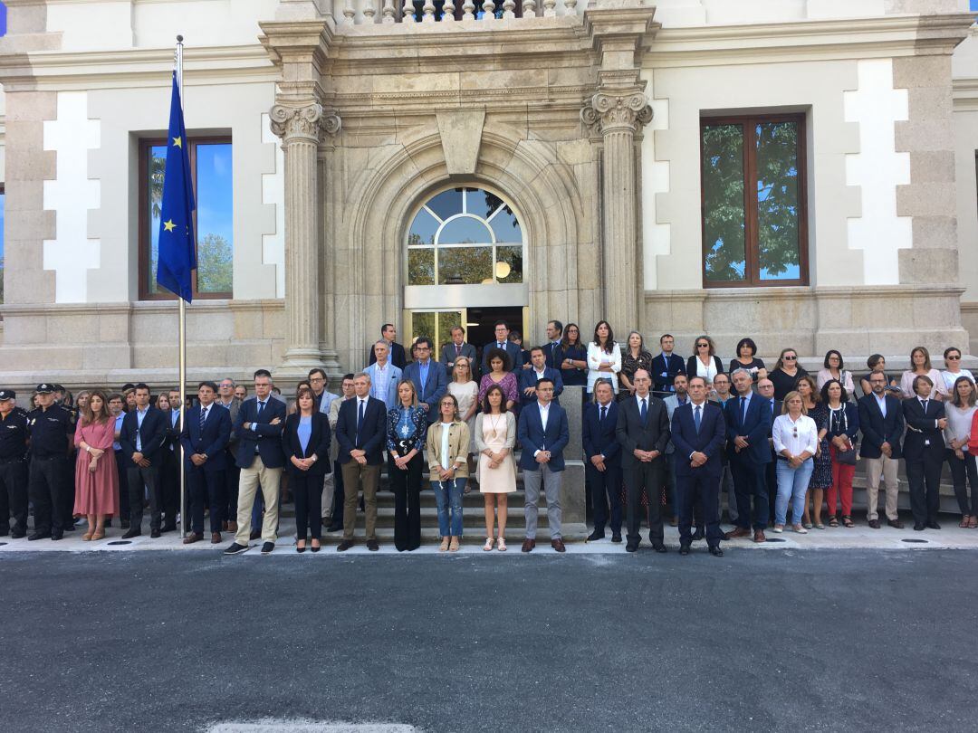 Miembros del Gobierno gallego, a las puertas de la Xunta de Galicia, en el minuto de silencio en memoria de las víctimas del triple asesinato de Valga