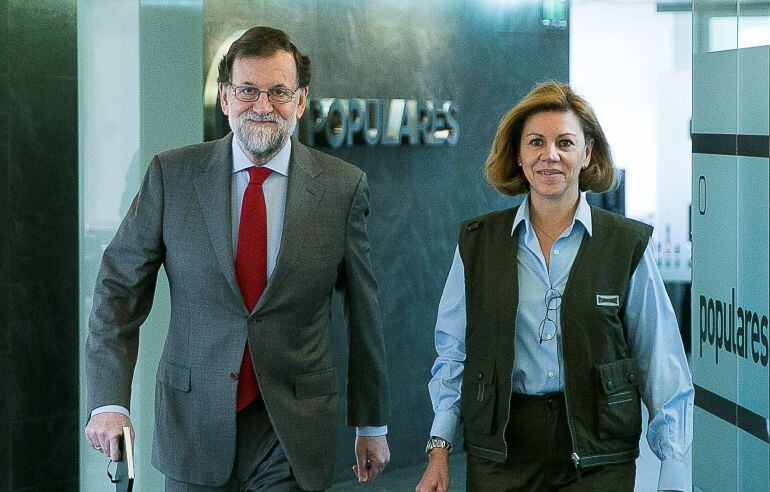 Fotografía facilitada del presidente del gobierno Mariano Rajoy, y la ministra de Defensa María Dolores de Cospedal, a su llegada esta mañana a la reunión del Comité de Dirección del Partido Popular en la sede de Génova 