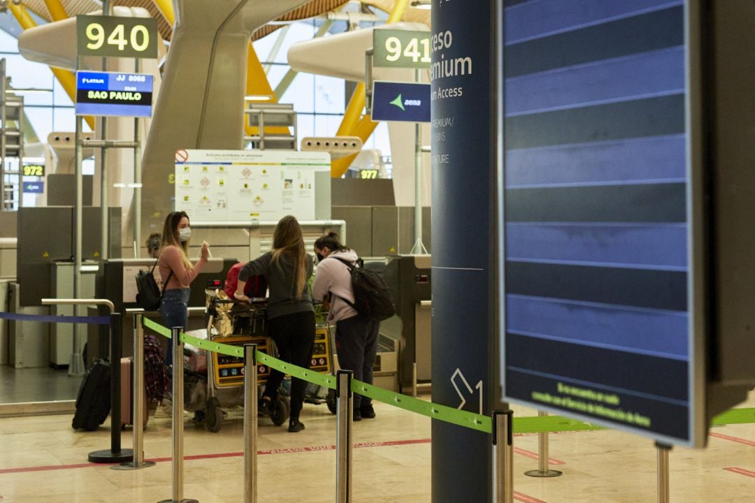 Varias personas facturan su equipaje en la terminal T4 del Aeropuerto Adolfo Suárez Madrid-Barajas