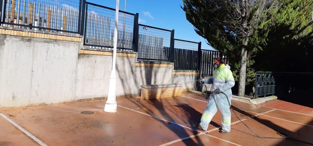 Operario municipal desinfecta una zona en Alcalá la Real.