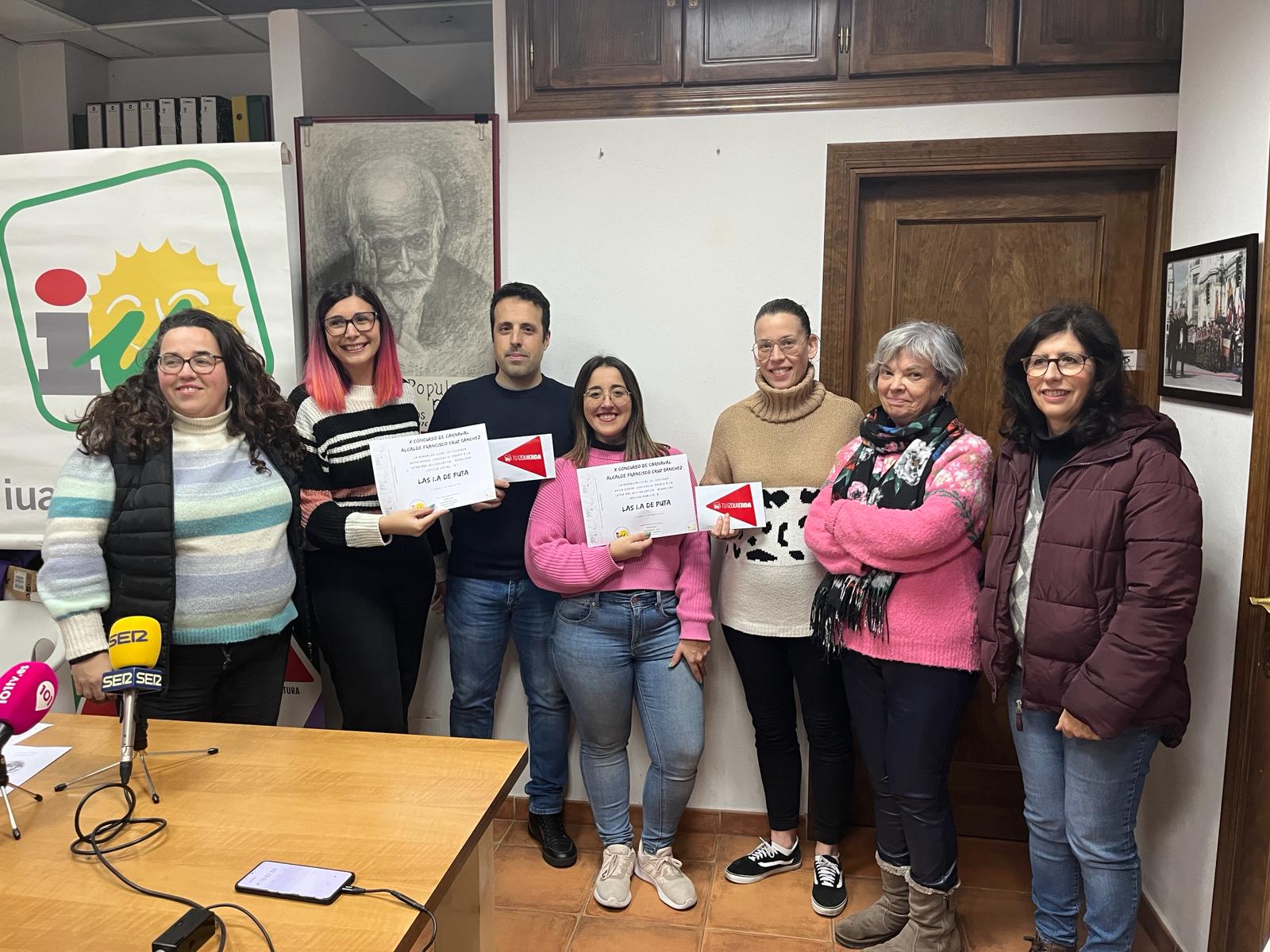 Miembros de la chirigota &quot;La IA de puta&quot; recogiendo el premio en la sede de Izquierda Unida