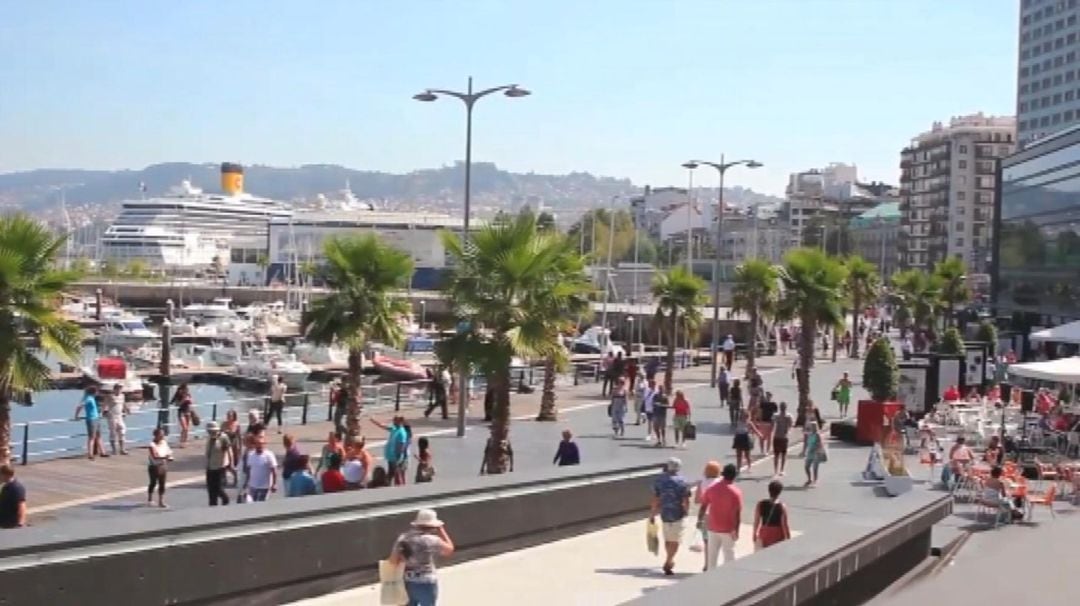 Gente paseando por la zona portuaria de Vigo. 