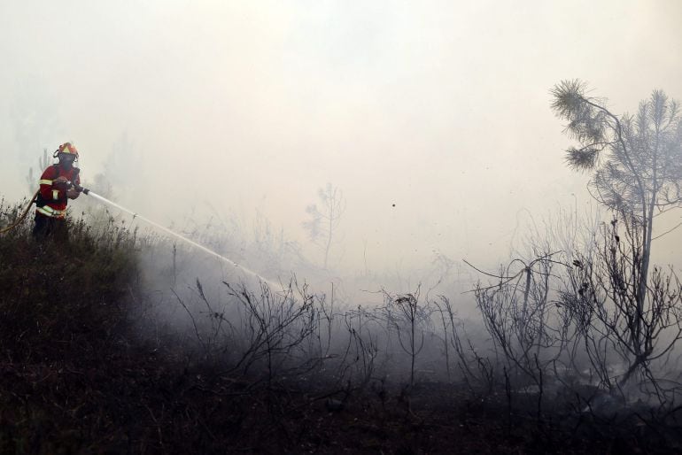 Un bombero trabaja en la extinción de un incendio.