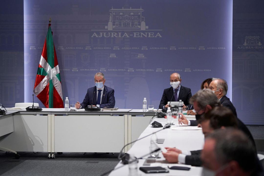 El lehendakari, Iñigo Urkullu (i), preside este jueves la reunión del comité asesor que le asiste como director único del Plan de Protección Civil de Euskadi (LABI) para decidir la adopción de medidas más restrictivas para hacer frente al incremento de casos de COVID-19