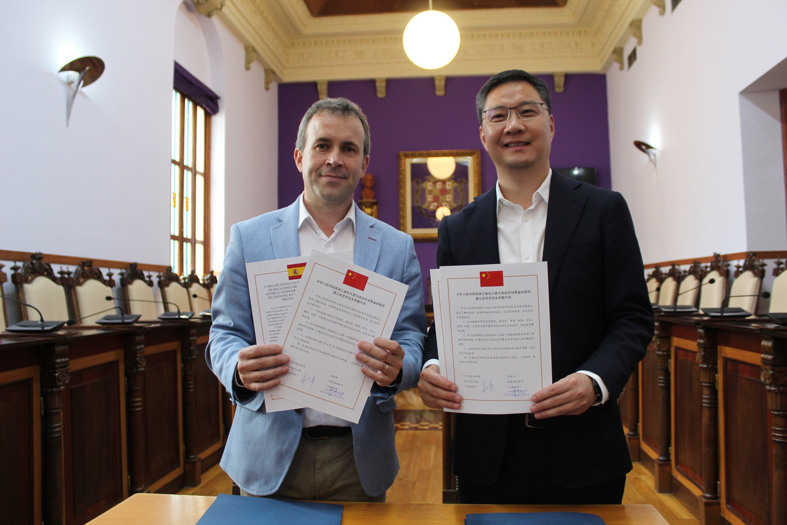 El alcalde de Jaén, Julio Millán, junto con Zhu Jianbin, vicepresidente del Grupo Tianneng.