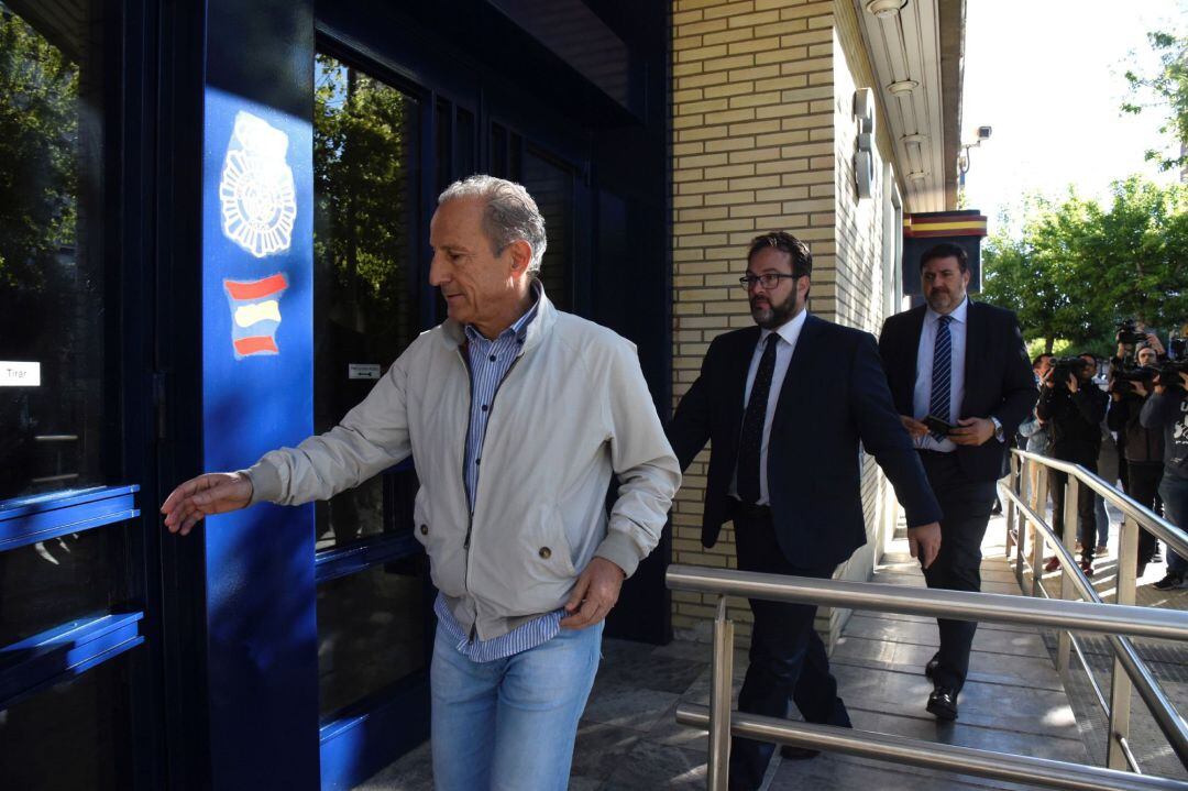 Miembros de la directiva de la Sociedad Deportiva Huesca y jugadores de la actual plantilla permanecen desde primera hora de la mañana en la comisaría de Policía de Huesca para declarar en relación con la investigación de supuestos amaños de partidos de Primera y Segunda División. En la imagen, José Antonio Martín &quot;Petón&quot; (i), consejero del club y presidente de la Fundación Alcoraz, a su llegada a la comisaría