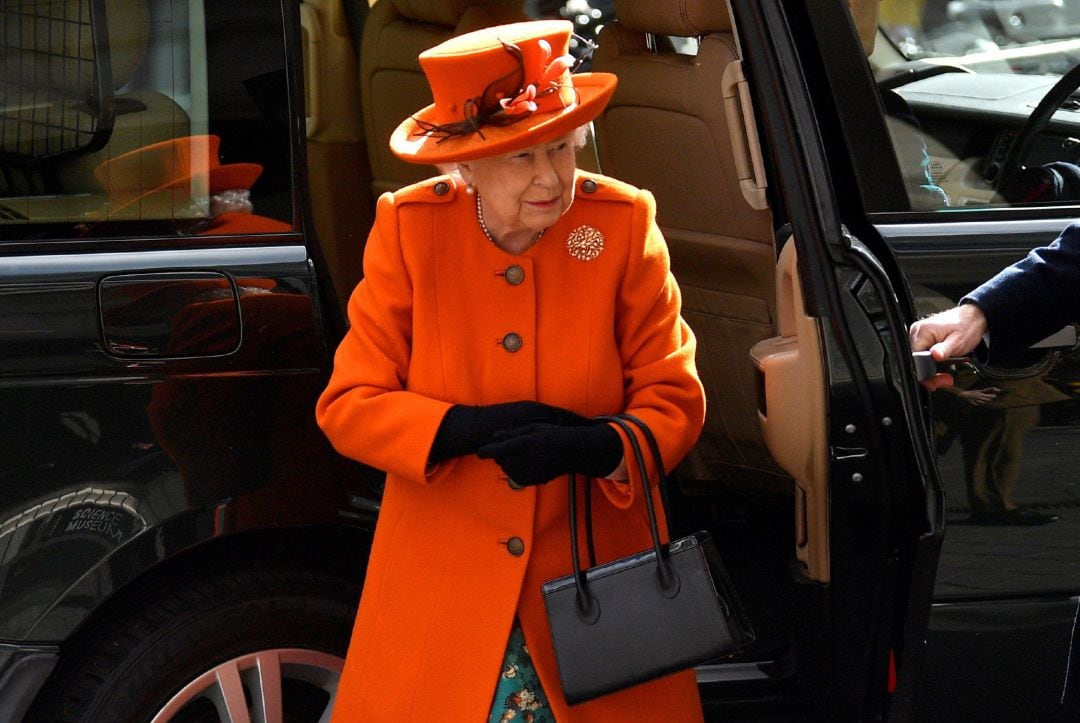 La reina Isabel II de Inglaterra sonríe a su llegada este jueves al Museo de Ciencias en Londres (Reino Unido), para inaugurar un nuevo centro de apoyo llamado Smith Centre