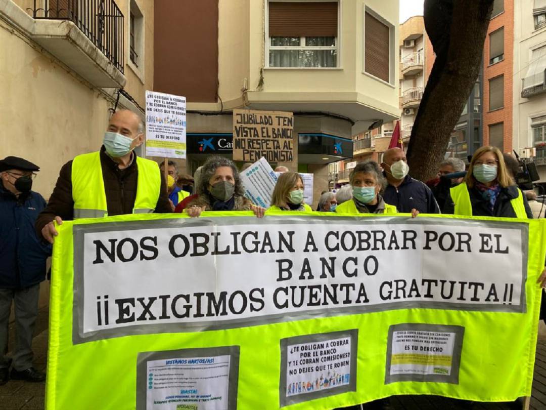 Pensionistas y mayores protestan frente a una entidad bancaria en Murcia