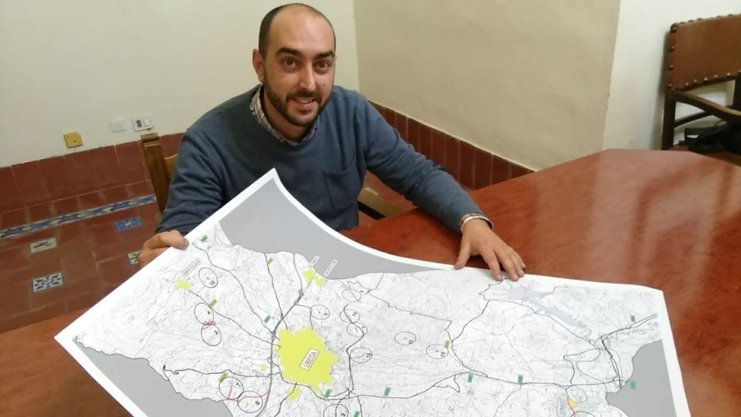 El concejal de Agricultura del Ayuntamiento de Úbeda, Javier Gámez, con el Plan de Caminos