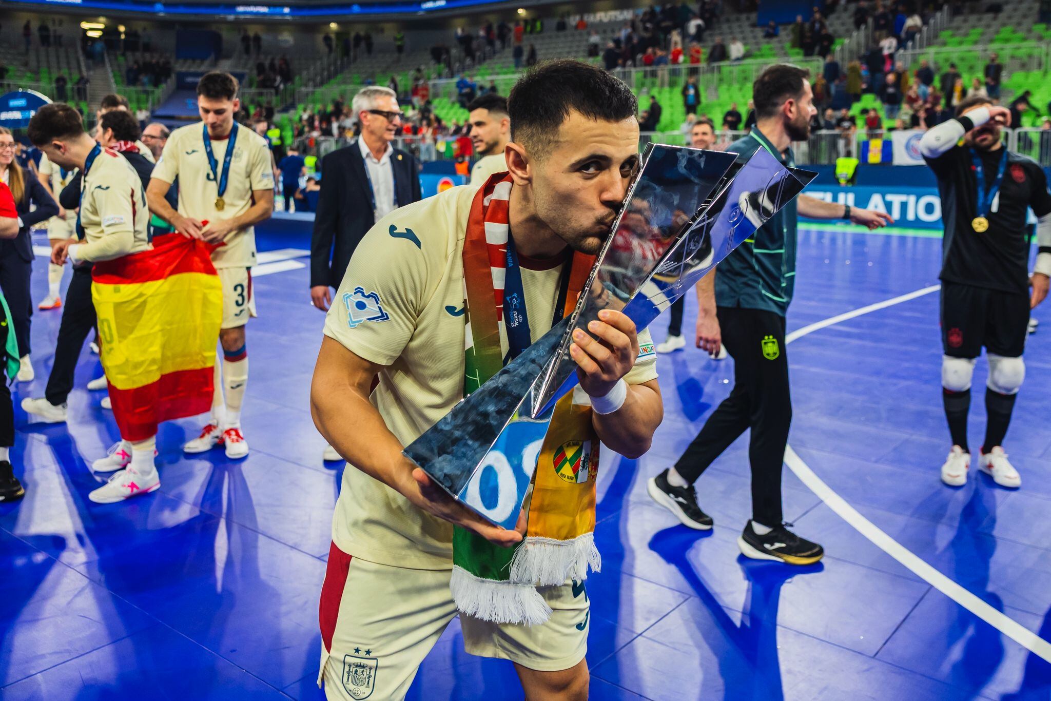 Adri Rivera celebra tras ganar el europeo de fútbol sala con España