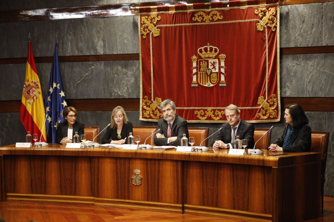 De izquierda a derecha: las vocales del CGPJ Concepción Saez y Clara Martínez, el presidente, el presidente del Tribunal Supremo y del Consejo General del Poder Judicial, Carlos Lesmes, y los vocales del CGPJ Gerardo Martínez y Nuria Díaz. 
 SOCIEDAD 
 Marta Fernández Jara - Europa Press
 