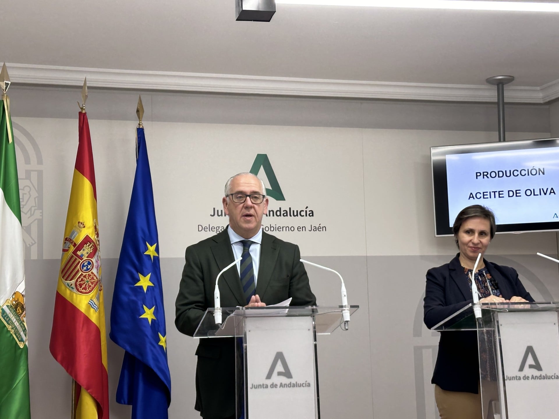 El delegado de la Junta de Andalucía en Jaén, Jesús Estrella y la delegada territorial de Agricultura, Soledad Aranda, presentan los primeros datos de la campaña del primer aceite de Jaén.