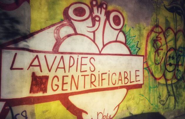 Imagen compartida por Cristina en su perfil de Twitter: "Con acierto, alguien corrigió este graffiti. Yo llegué a Madrid en 2006. Desde entonces he saltado de un piso a otro en la misma zona. 12 años después es imposible alquilar una casa en este barrio. Hoy es mi última noche. ¡Adiós, Lavapiés!"