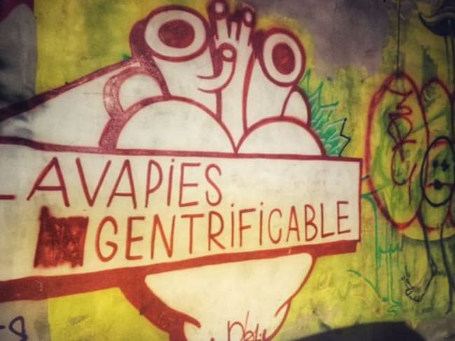 Imagen compartida por Cristina en su perfil de Twitter: "Con acierto, alguien corrigió este graffiti. Yo llegué a Madrid en 2006. Desde entonces he saltado de un piso a otro en la misma zona. 12 años después es imposible alquilar una casa en este barrio. Hoy es mi última noche. ¡Adiós, Lavapiés!"