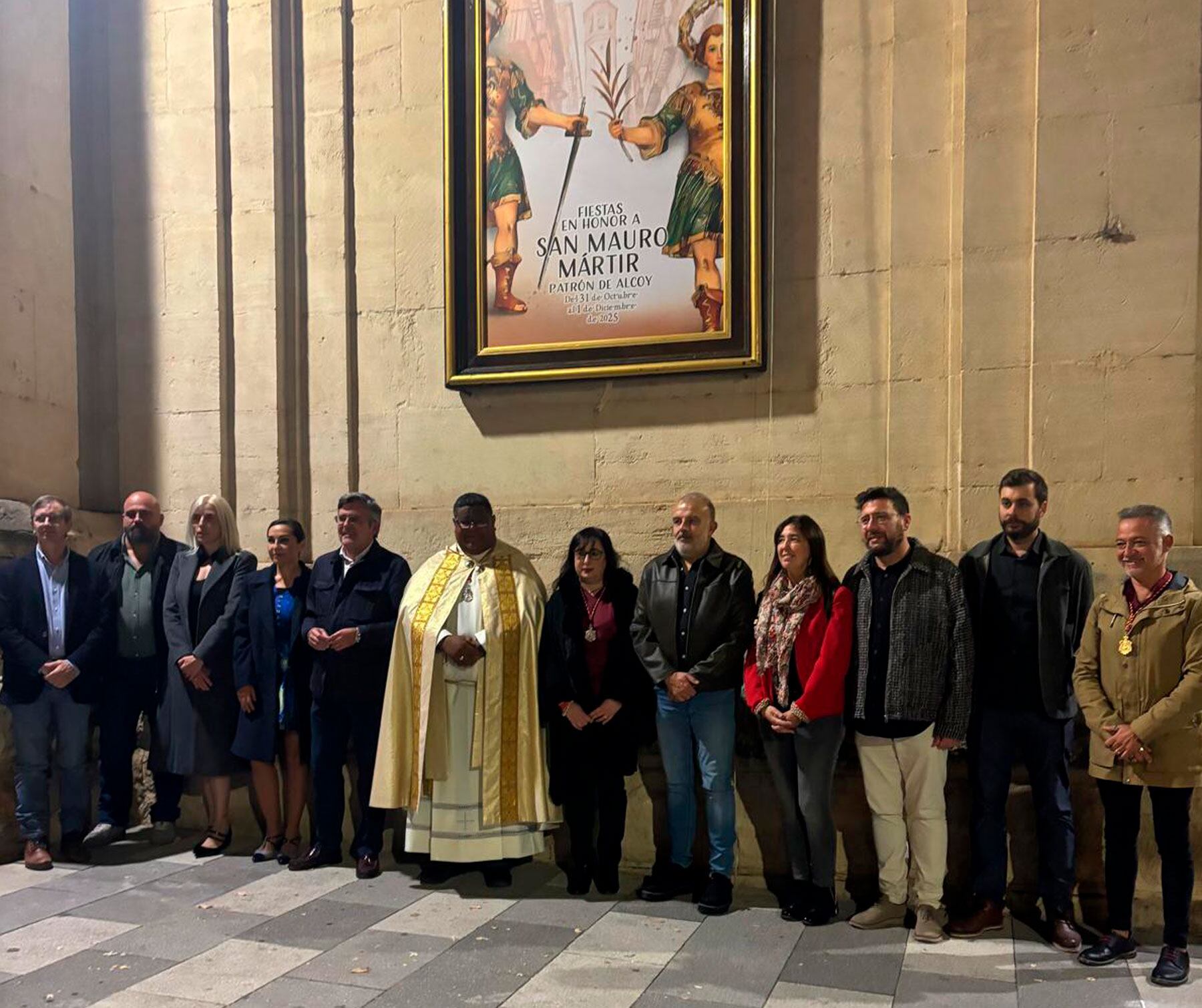 El cura párroco Jesús Fuentes, representantes de la Asociación de San Mauro y concejales de distintos grupos municipales, ante el cartel recién descubierto