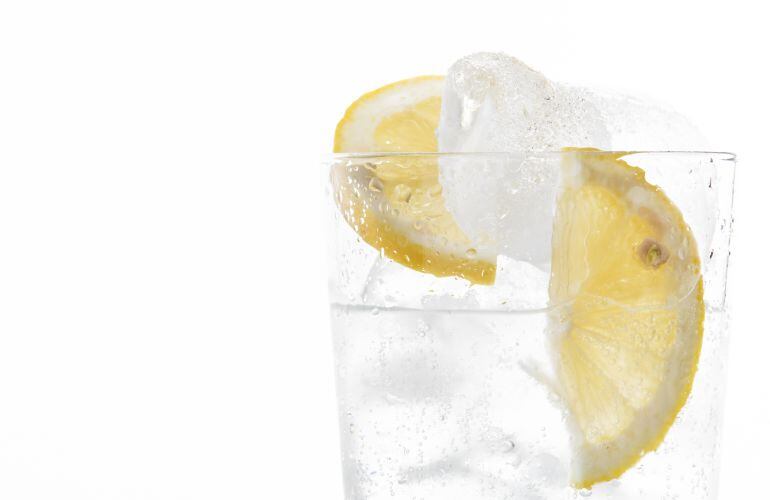 Los gin-tonics, una de las causas de erosión dental en los adolescentes.