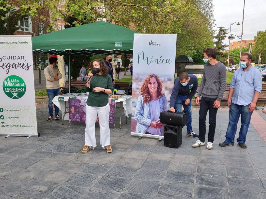 Eva Martínez (i) en un acto electoral durante la campaña de las pasadas elecciones a la Asamblea de Madrid. A la derecha de Iñigo Errejón (2d), el otro edil de la formación en el Ayuntamiento de Leganés, Fran Muñoz.