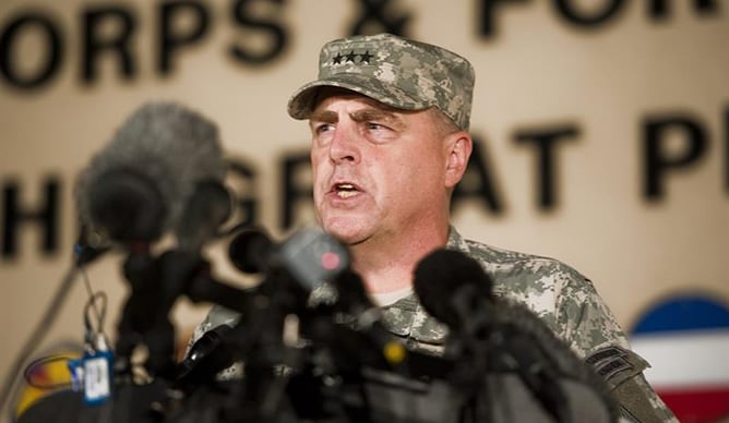 El teniente General Mark Mileey, comandante del Tercer Cuerpo y de Fort Hood, explica a los periodistas lo sucedido en la base