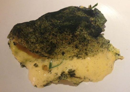 La tortilla tiene una jugosidad de escándalo y espirulina en polvo por encima.