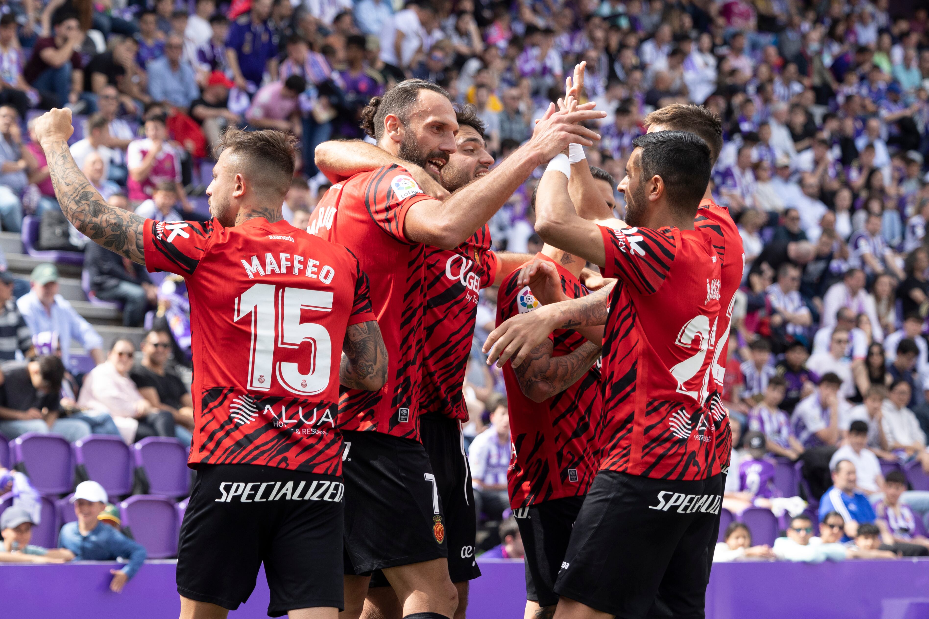VALLADOLID, 09/04/2023.- El delantero kosovar del Mallorca Vedat Muriqi (2i) celebra tras marcar durante el partido de LaLiga Santander de la jornada 28 que se disputa este domingo en el estadio José Zorrila.-EFE/R. García
