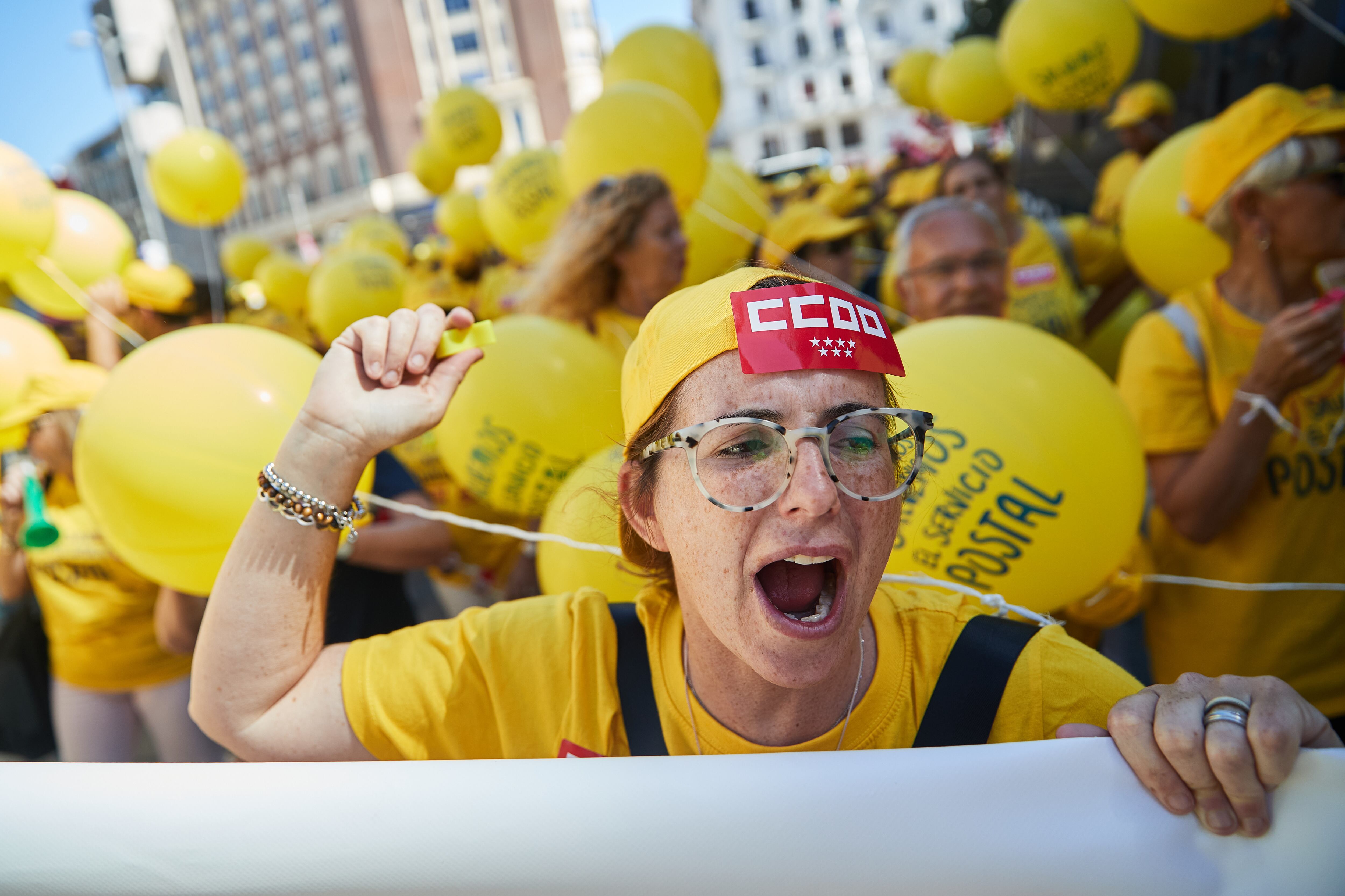 GRAF3927. MADRID, 01/06/2022.- Trabajadores de la empresa postal Correos durante la protesta llevada a cabo este miércoles en Madrid, con motivo de la huelga convocada por los sindicatos. EFE/Miguel Oses