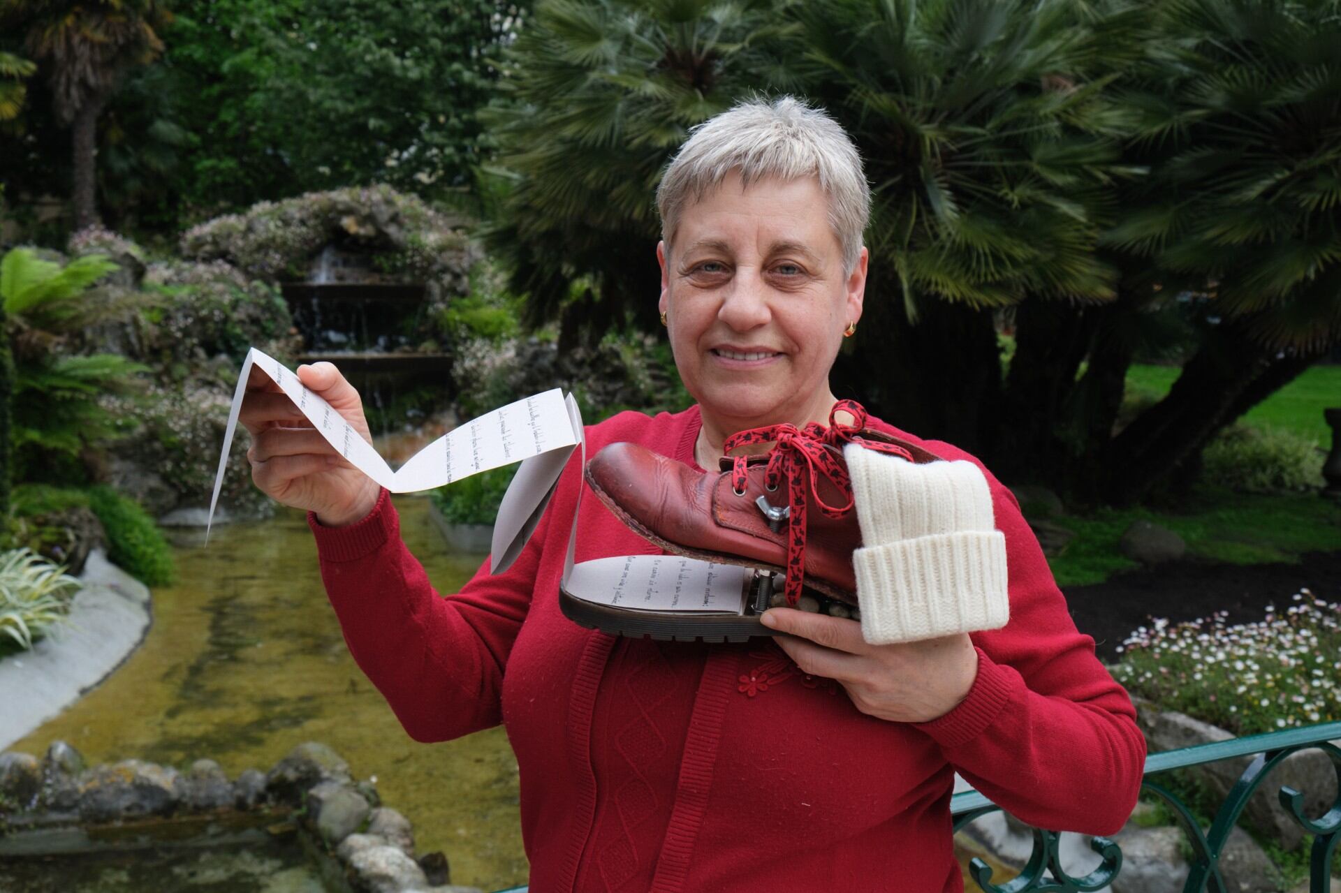 Marimar Estévez y el libro de artista que aparece en la cubierta del poemario